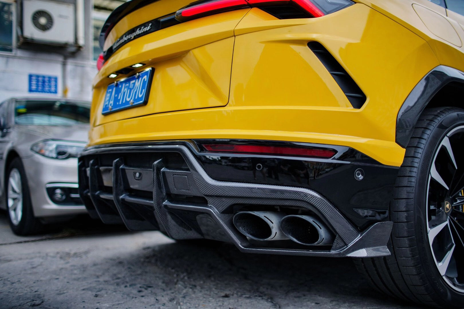 Forged Carbon Fiber Rear Bumper Diffuser (For Lamborghini Urus)